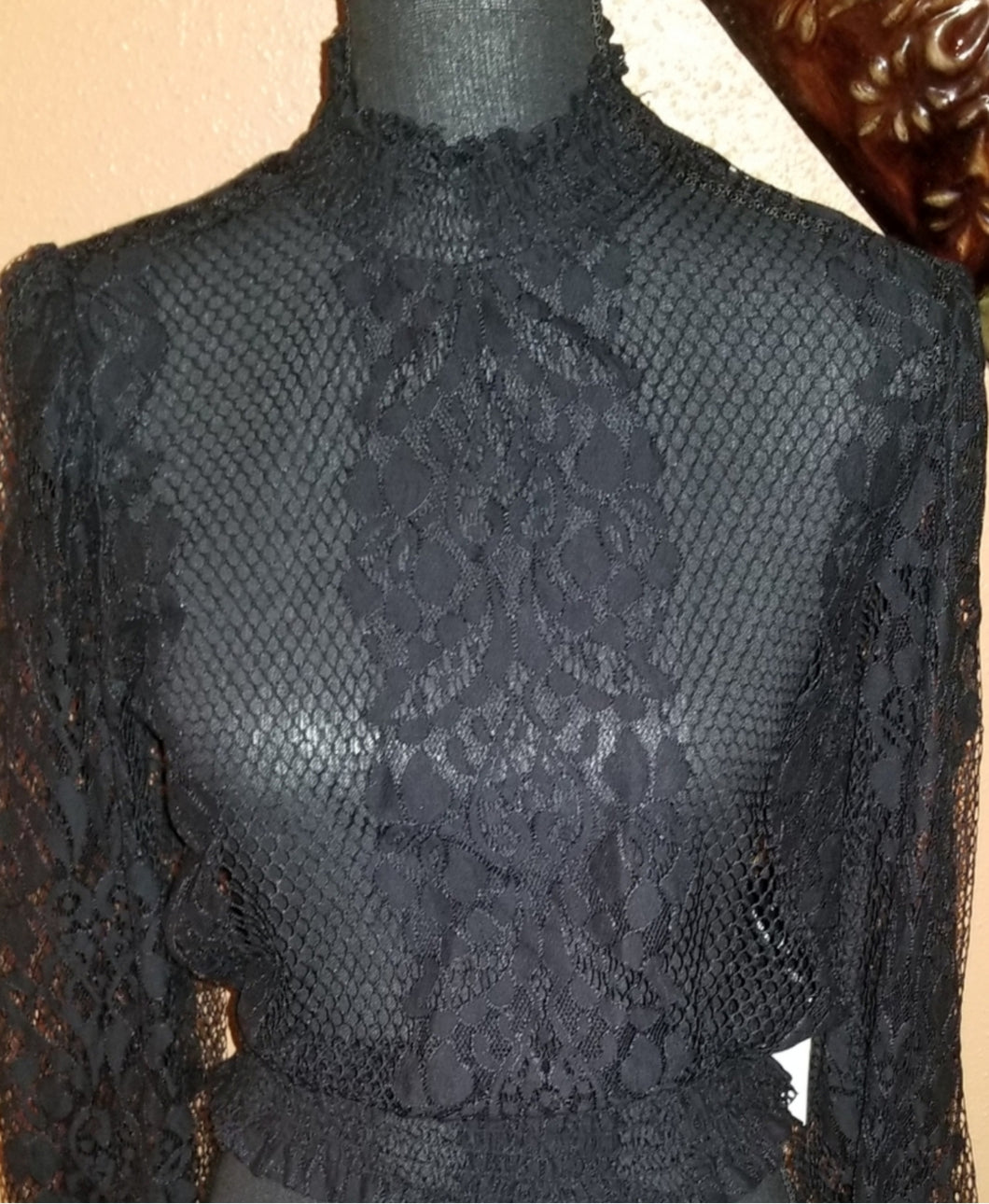 131 Bla'She Black Lace Top w/Elasticized waist Sz M